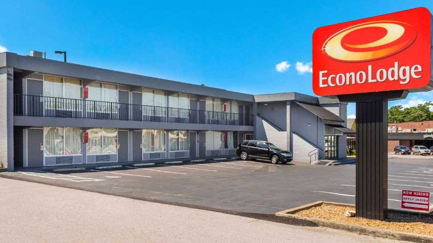Econo Lodge - 221 W Main St Garage
