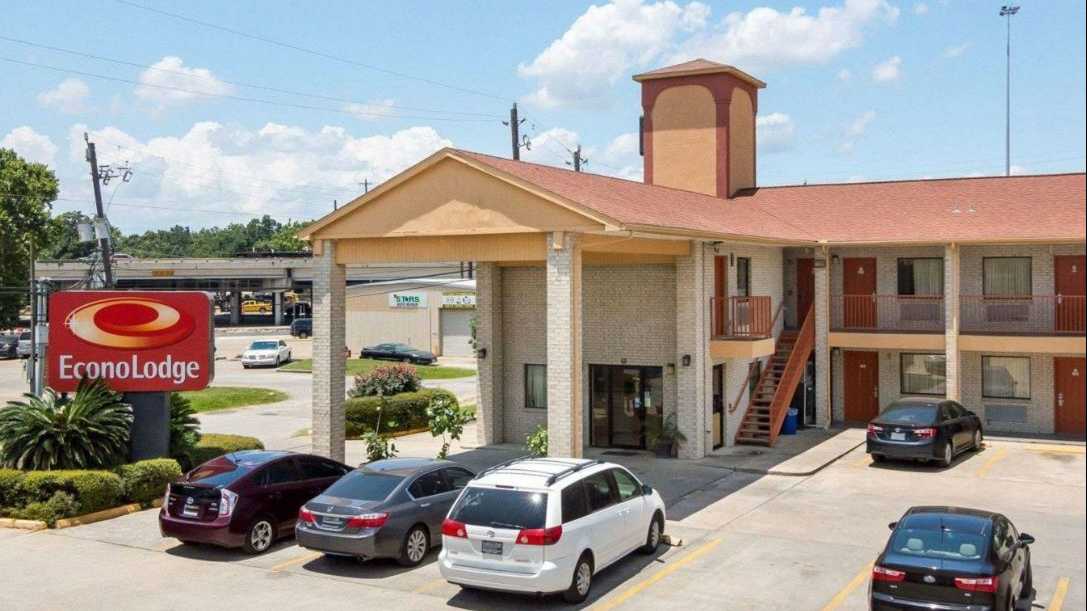 Econo Lodge - 6630 Hoover Street Garage