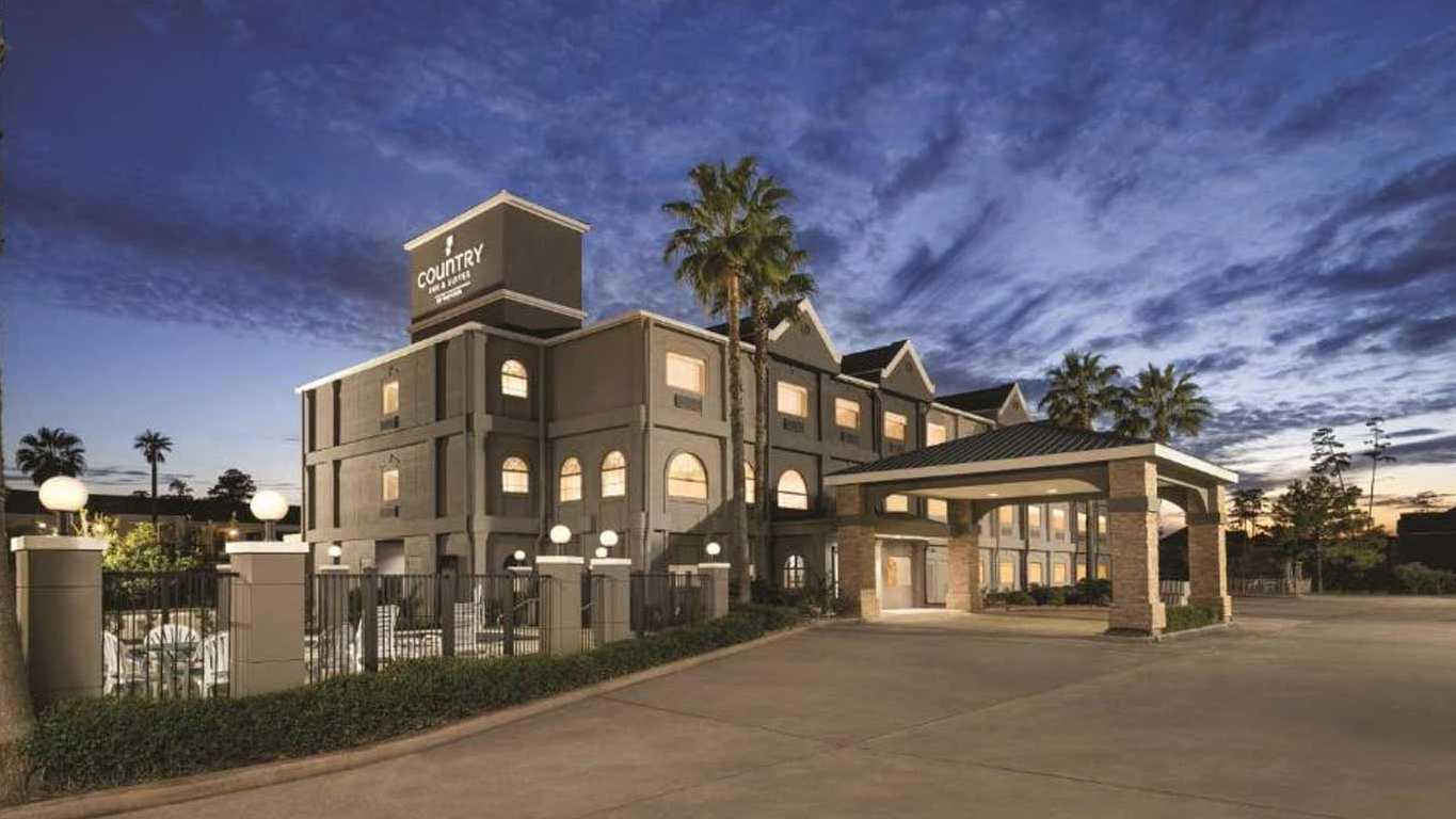 Country Inn and Suites - 18456 I 45 S Garage
