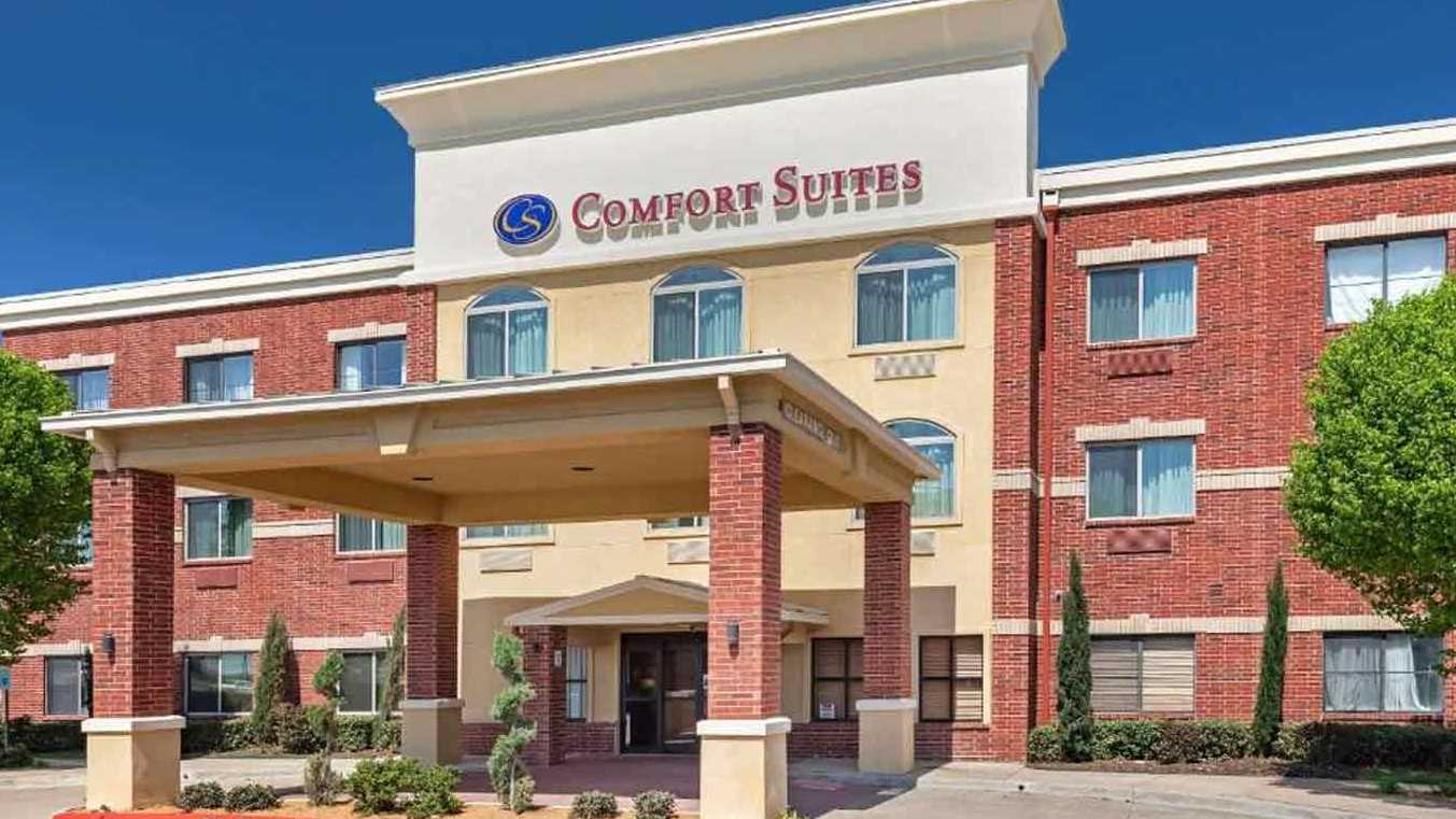 Clarion Comfort Suites  1590 N Central Expressway garage