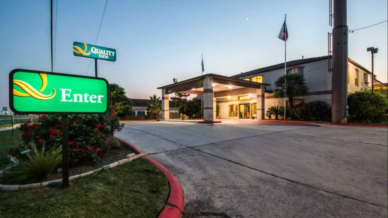 1611 North Interstate 35 (Quality INN) Parking