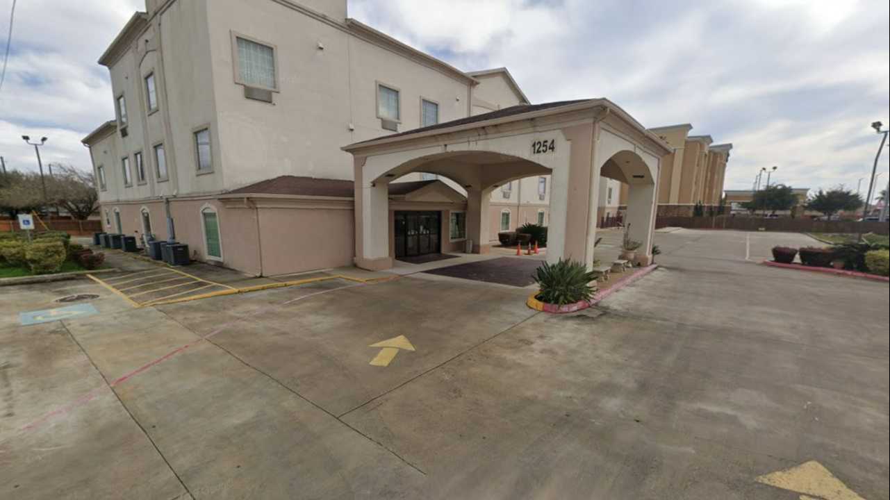 AmericInn 1254 Farm to Market Road Garage