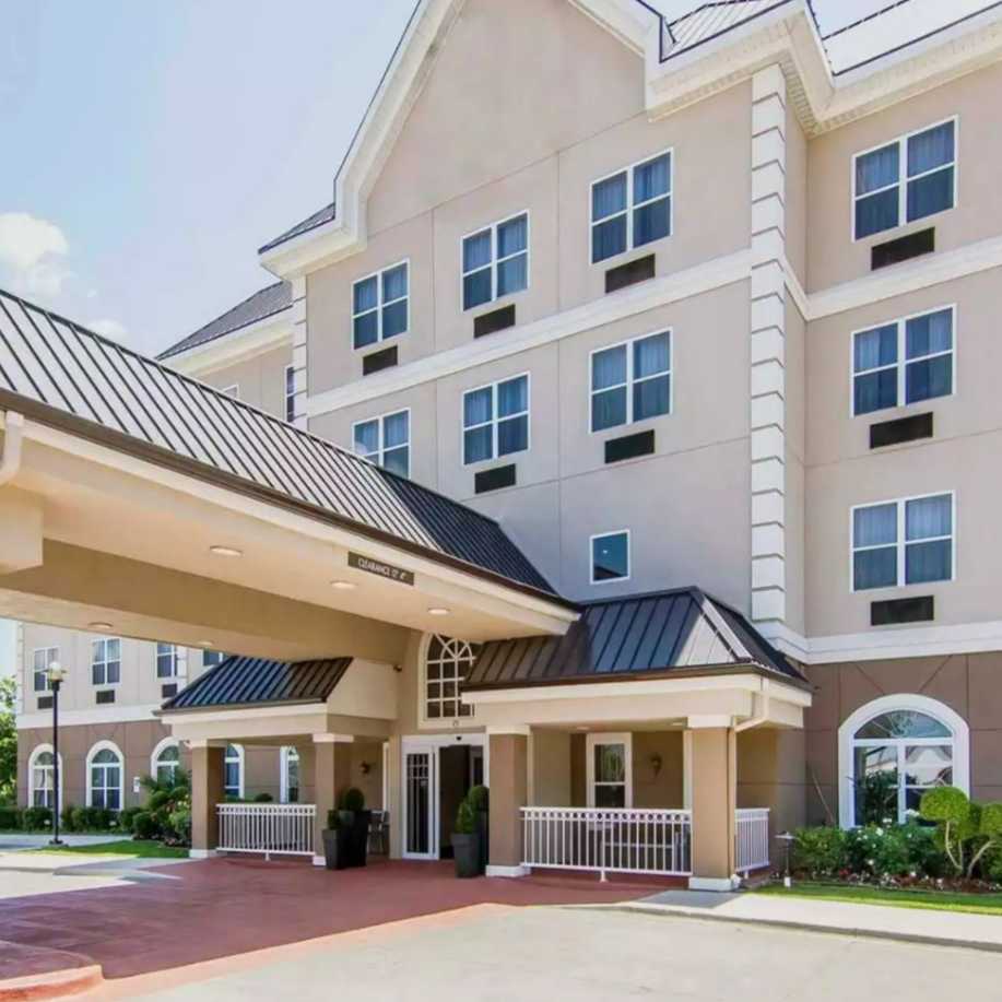 Quality Inn & Suites I35 E Walnut Hill_10835 Composite Drive Parking