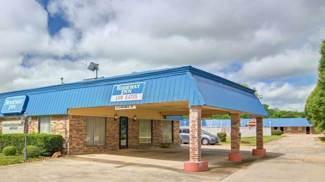 2103 North Interstate 35 Parking