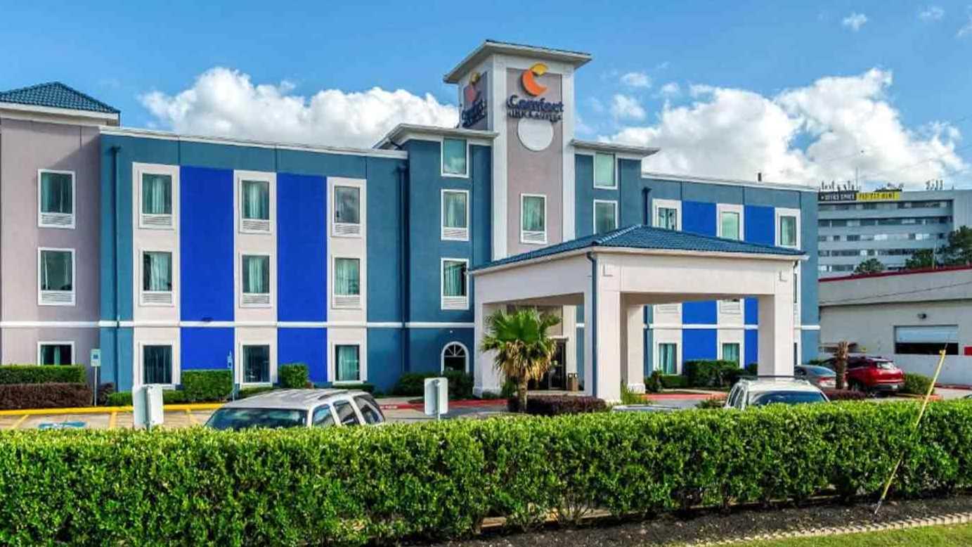 Comfort Inn and Suites - 3555 FM 1960 Rd W Garage