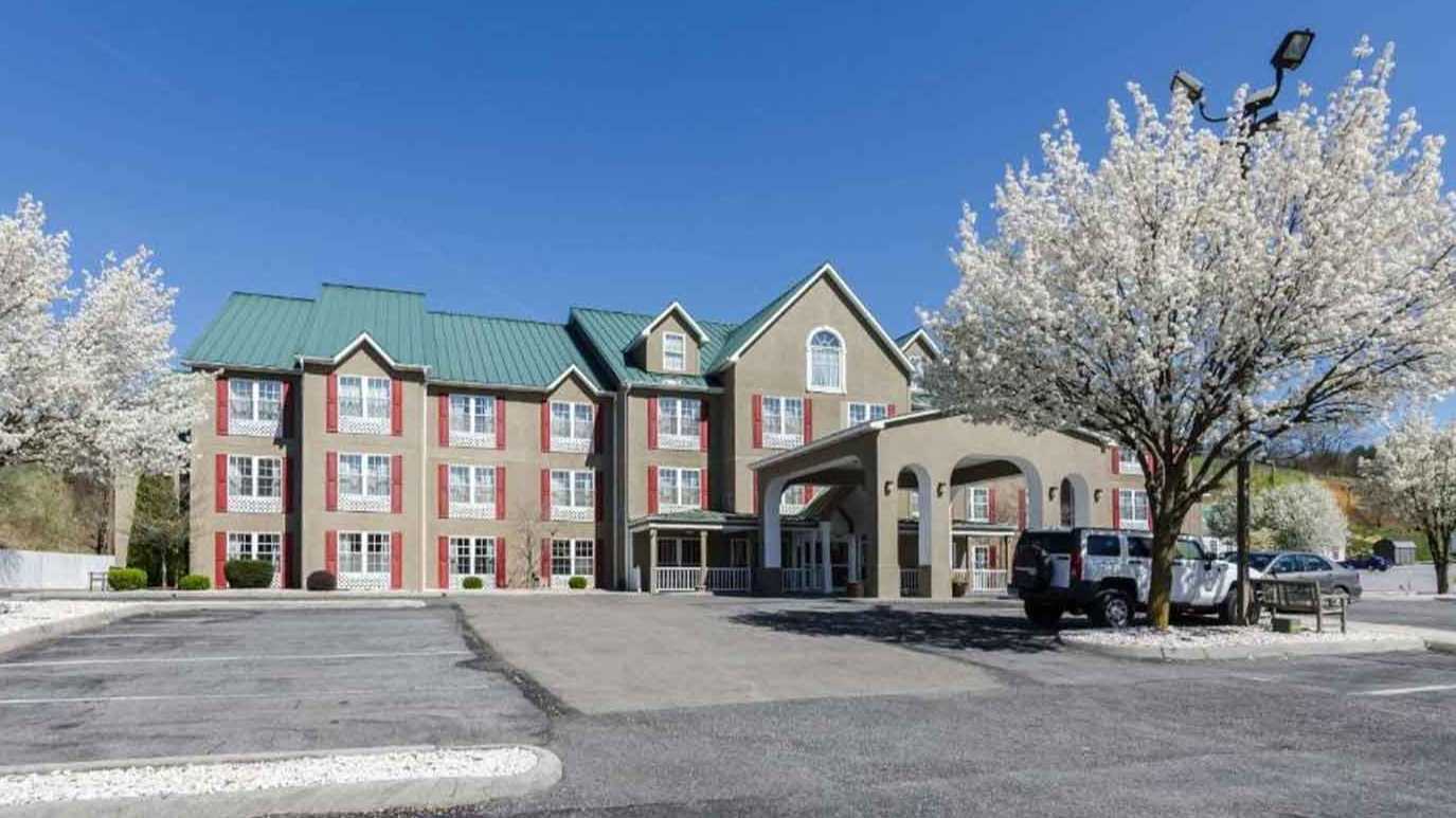 2594 East Lee Highway Parking