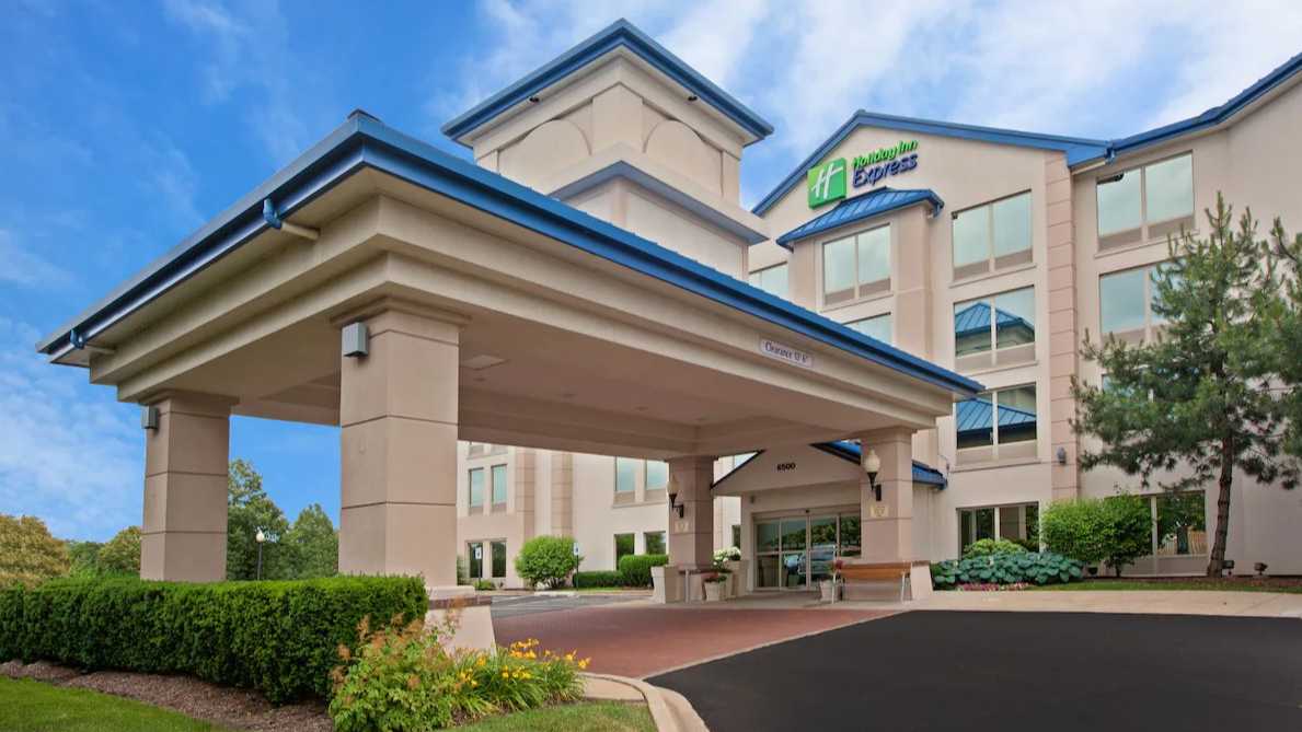 Holiday Inn Express & Suites MDW Airport Parking