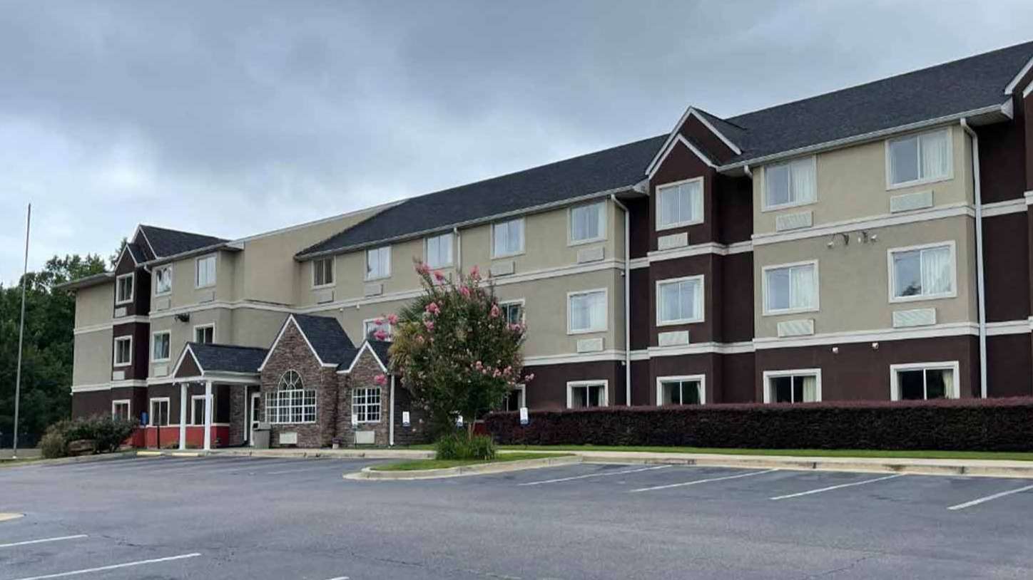 2176 Gordon Highway Parking