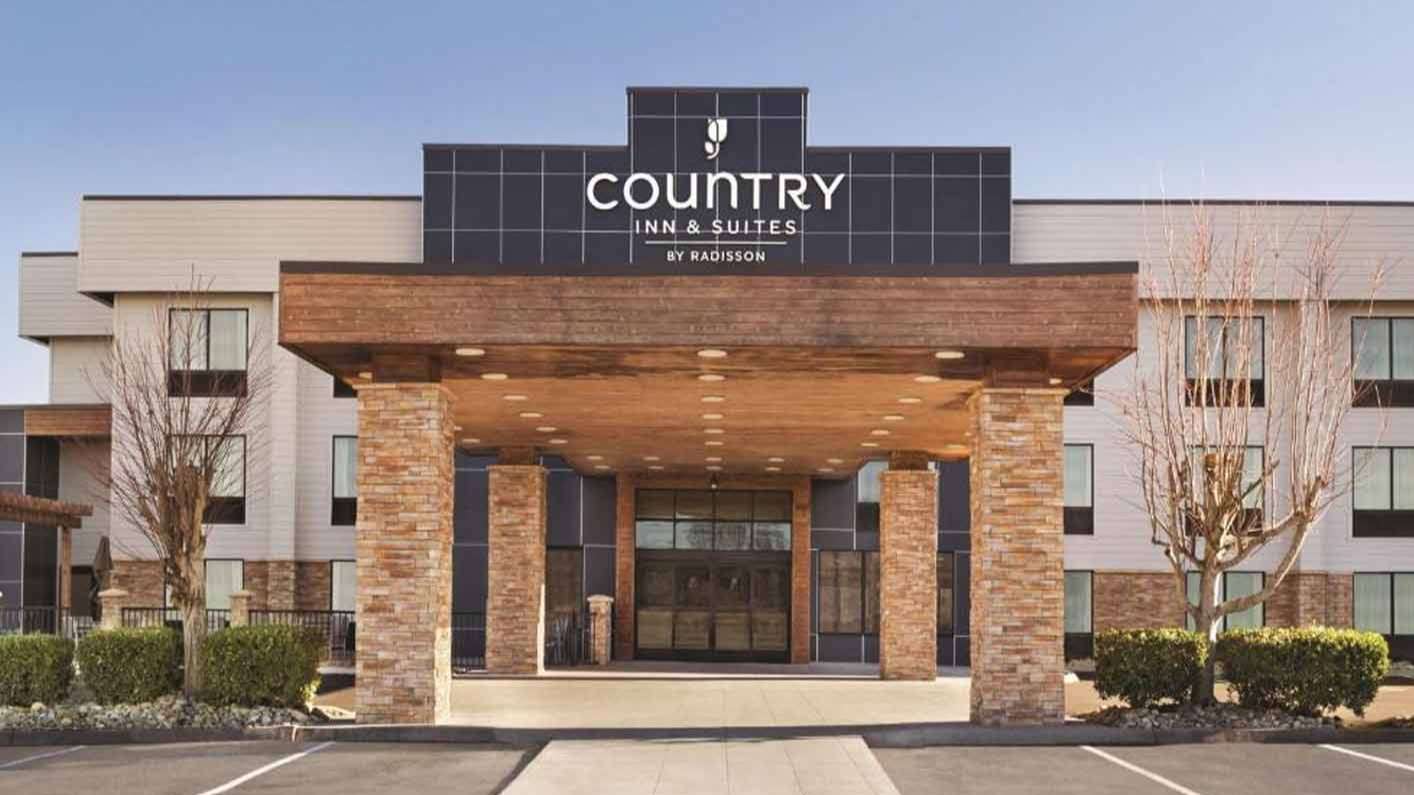 2863 Winfield Dunn Pkwy Parking