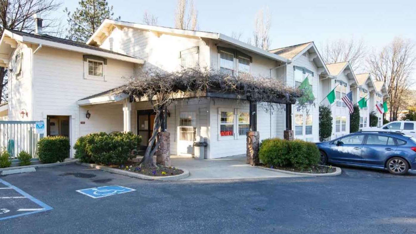 76 Main St (Murphys Inn) Parking