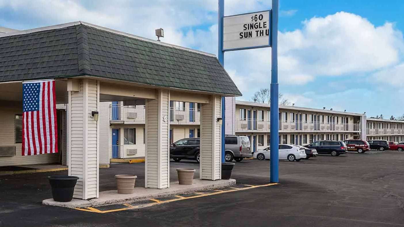2670 Dodge St Parking