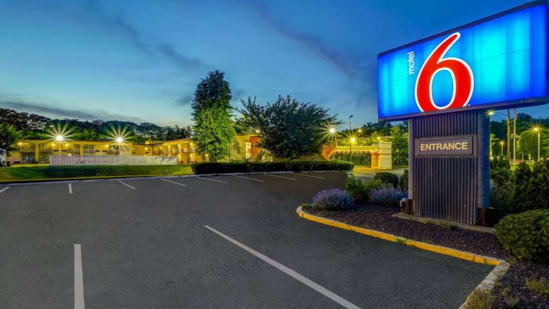 Motel 6 Lawrence TTN Airport Parking