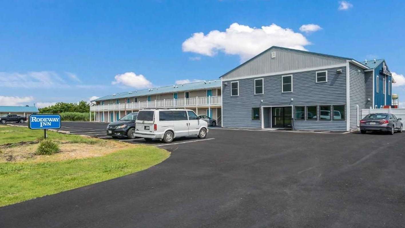 700 Norris Harbor Drive Parking