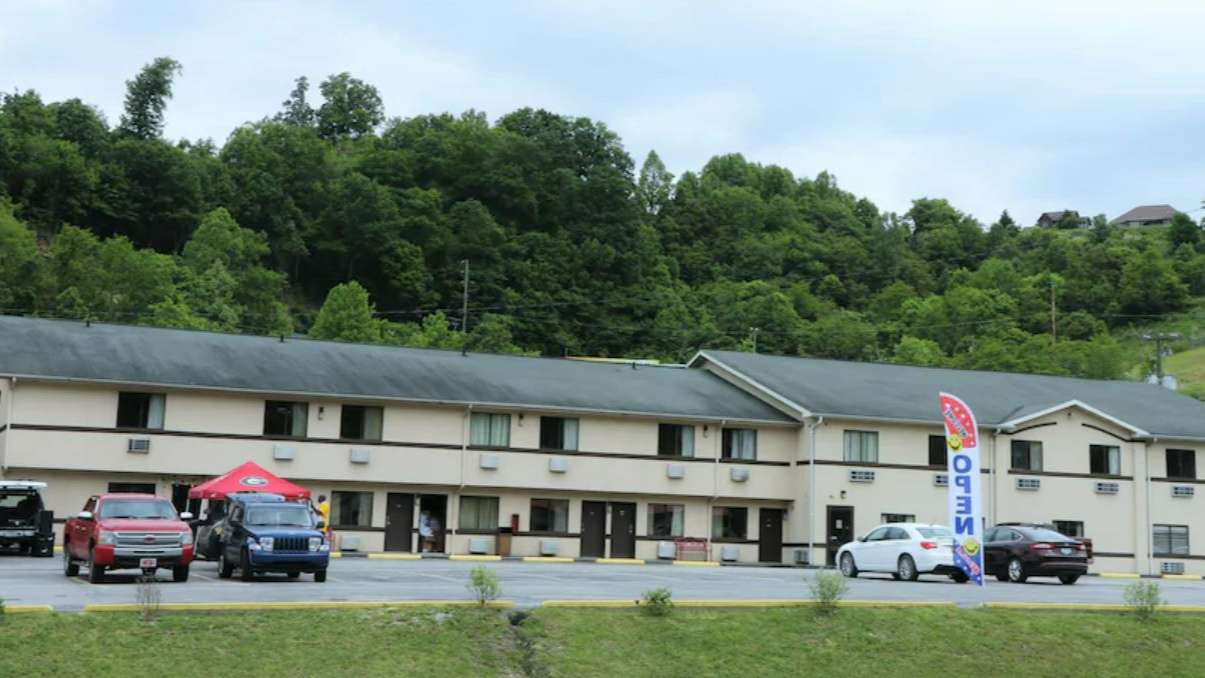 125 Village Ln Parking