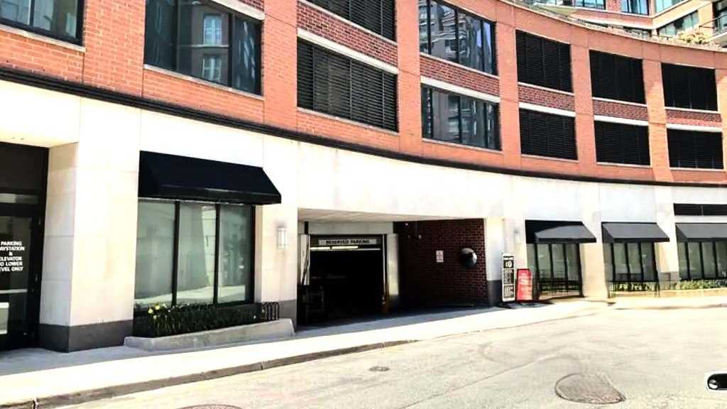 1100 Maxwell Lane Parking