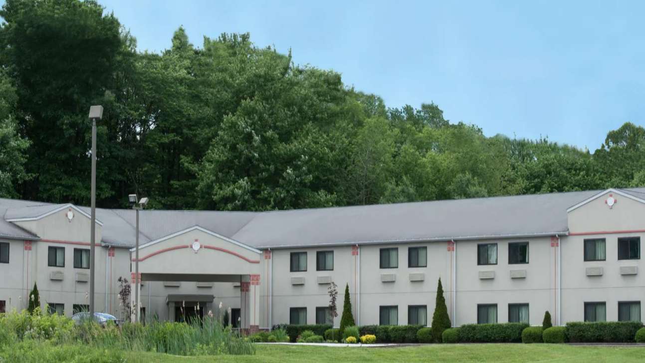  2001 Leesburg Grove City Rd Parking