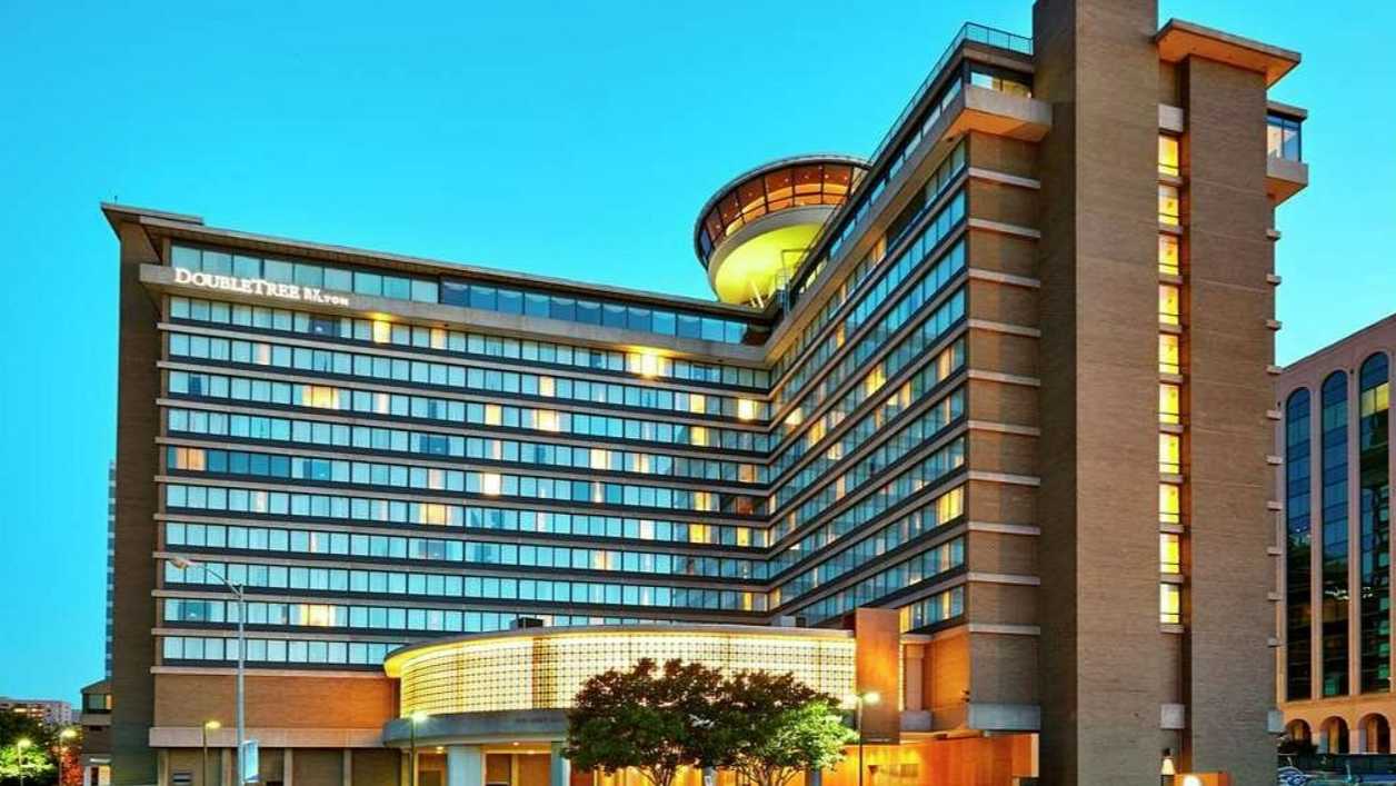 DoubleTree by Hilton - 300 Army Navy Dr Parking