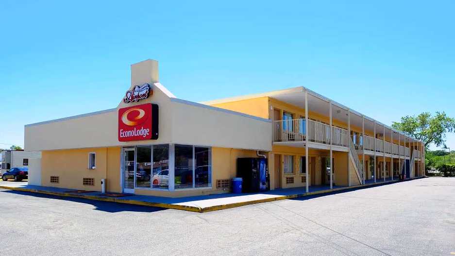 Econo Lodge - 3343 North Military Highway Garage