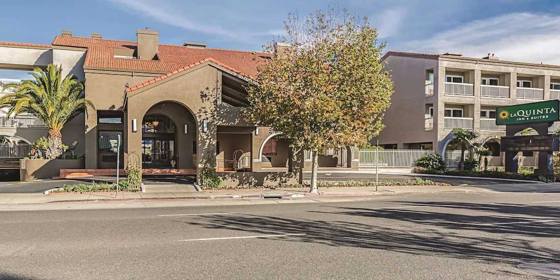 La Quinta Inn & Suites by Wyndham SFO Airport Parking