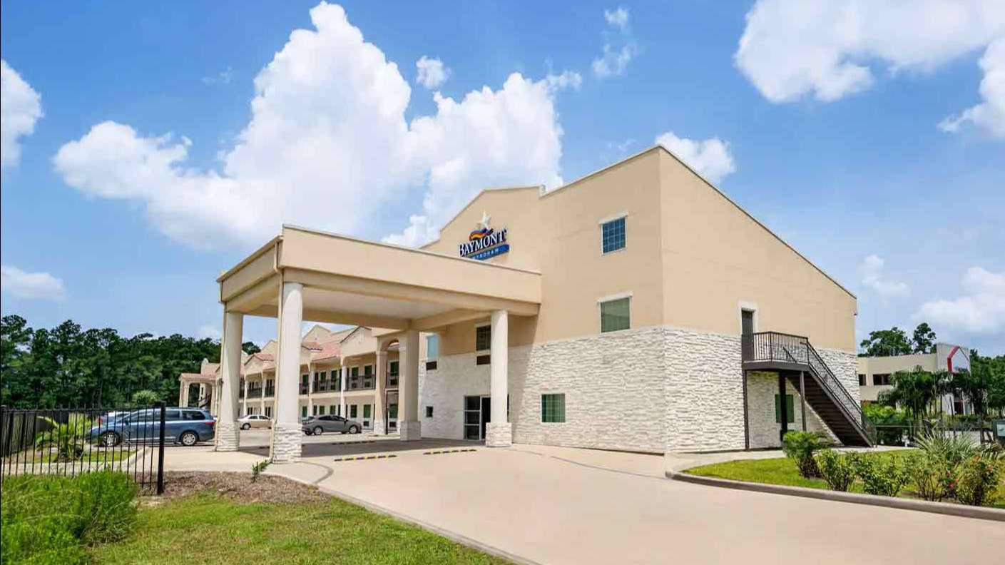 22601 US 59 Parking