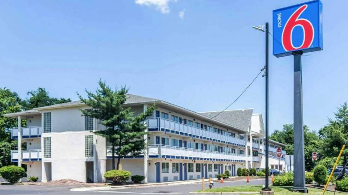 801 Crescent Blvd Parking