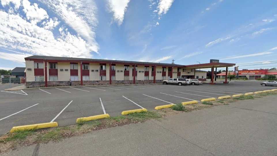 1405 N 1st St (Economy Inn) Parking