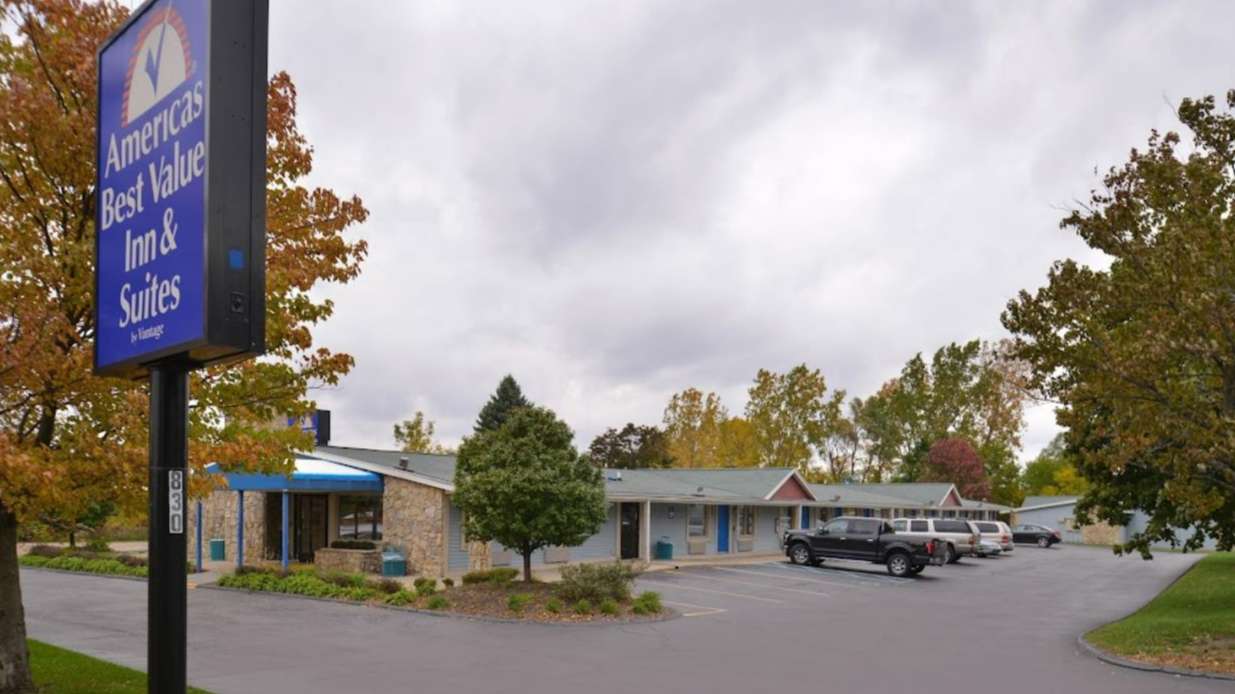 830 Royal Dr Parking