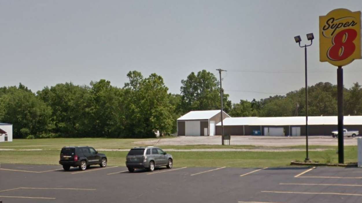 11642 IL 1 Parking