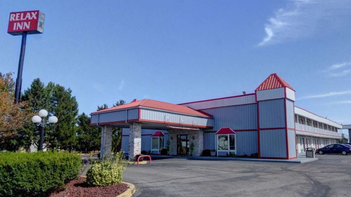 Relax Inn - 107 E Trefz Dr Garage
