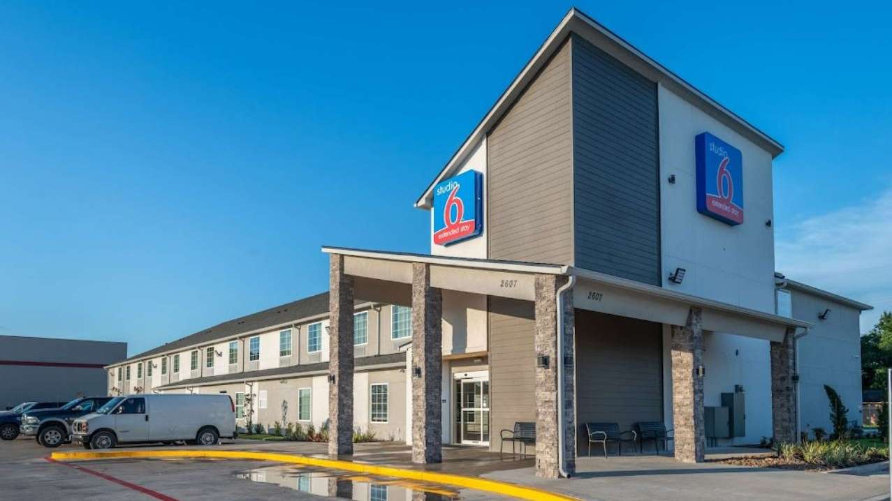 2607 Admiral King St Parking