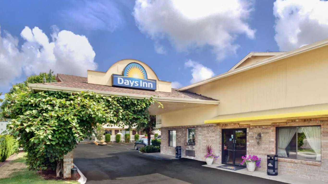 13050 48th Ave S (Days Inn) Parking
