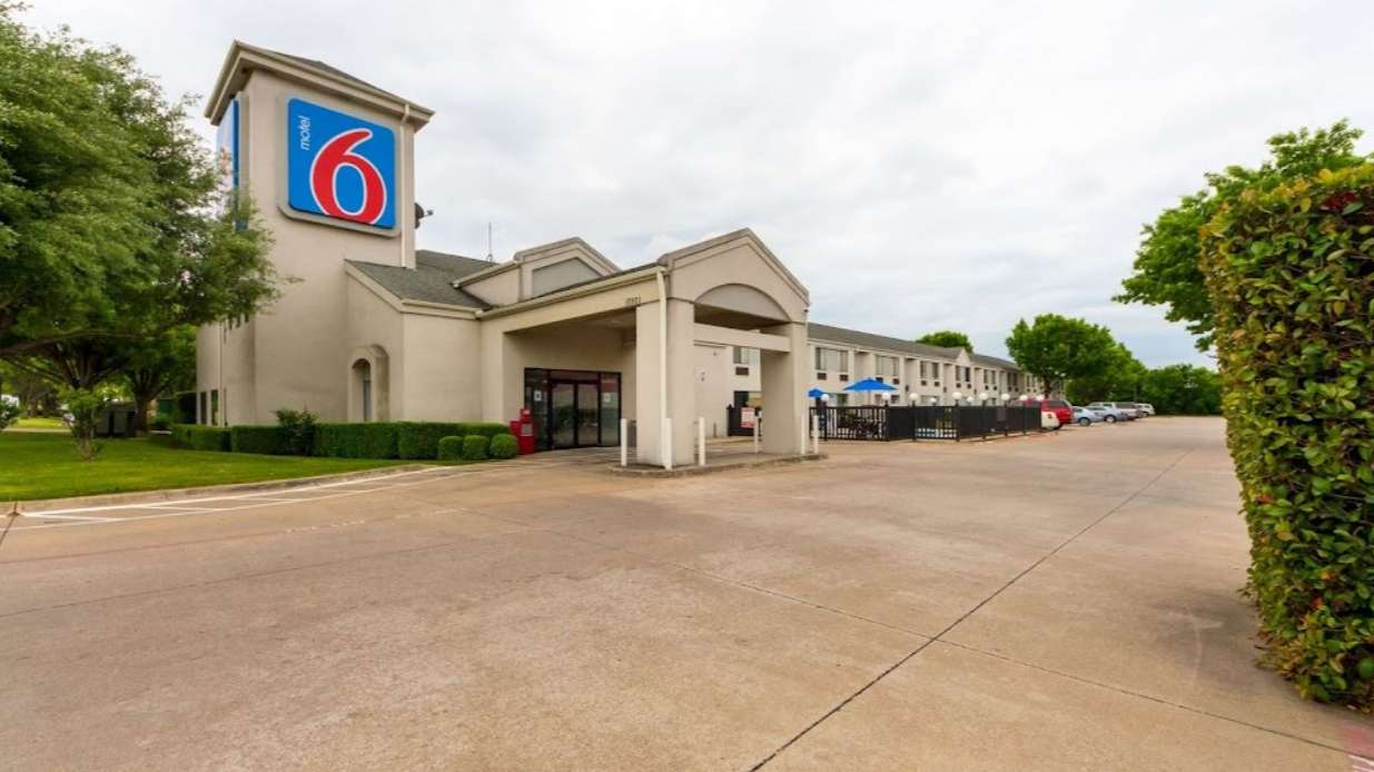 Motel 6_10921 Estate Lane Parking