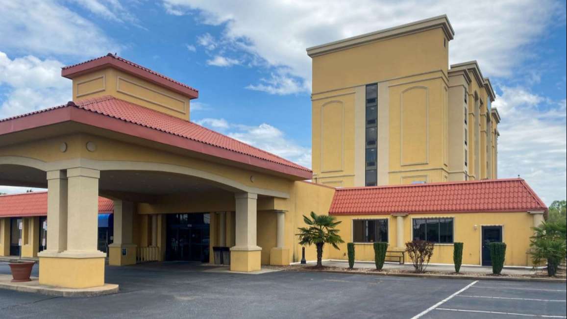 Comfort Inn & MainStay Suites_1607 Fairgrove Church Rd Parking