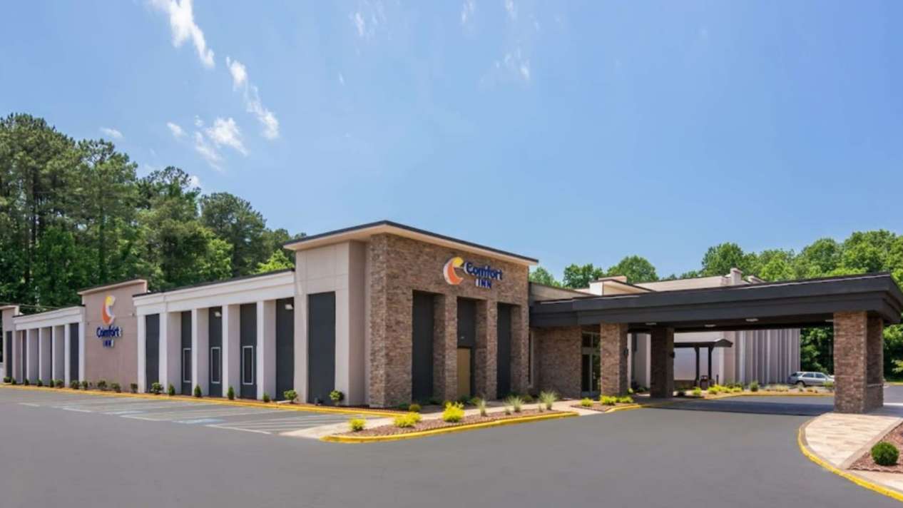 106 Holiday Inn Dr Parking