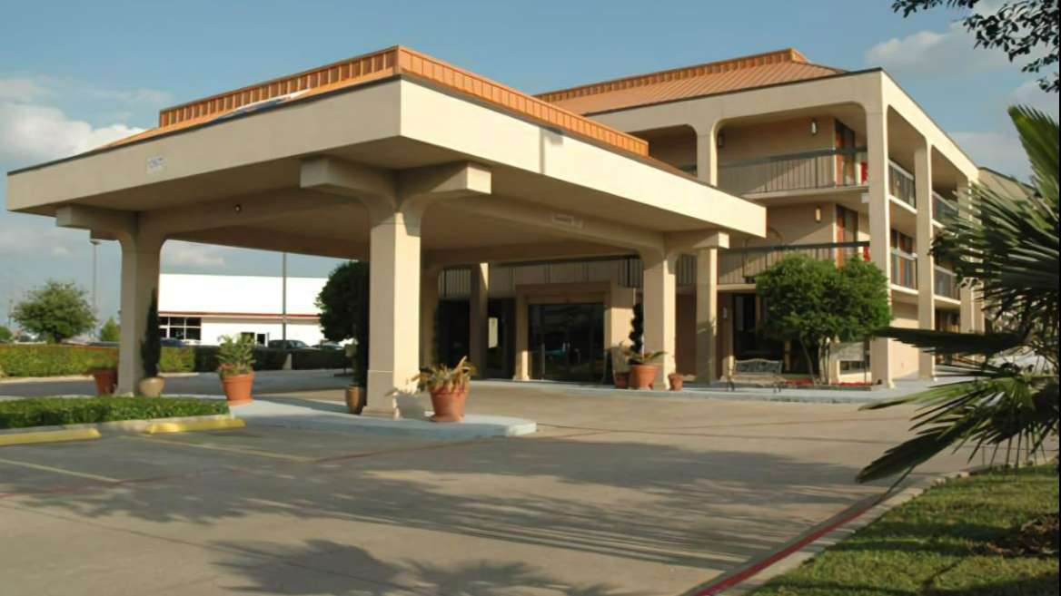 Executive Inn_12670 Northwest Hwy Parking