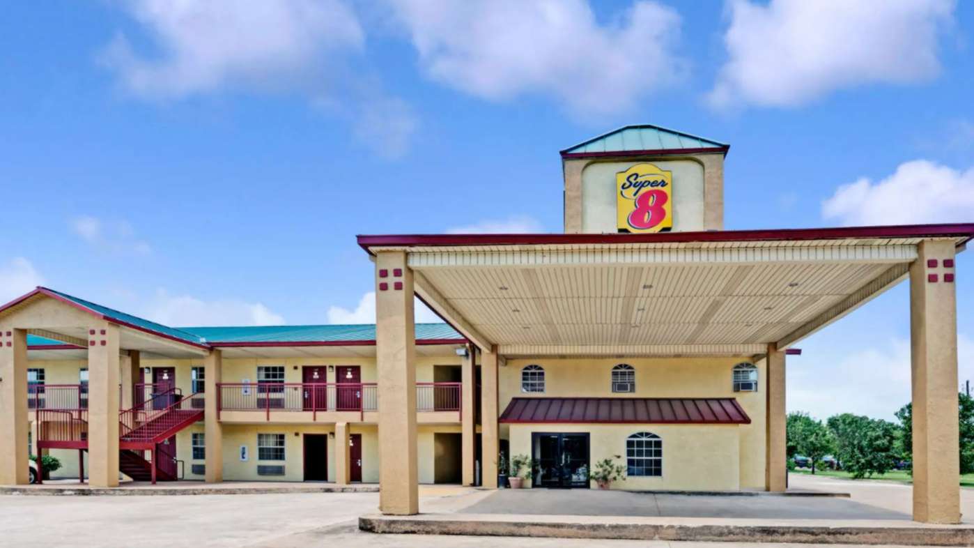 Super 8 8541 S Hampton Rd Garage