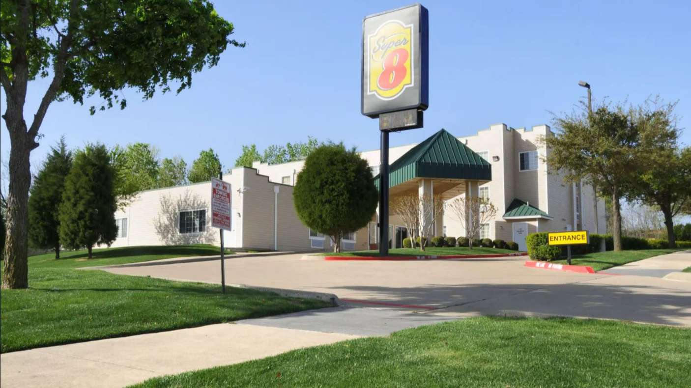252 W Interstate 30 Parking