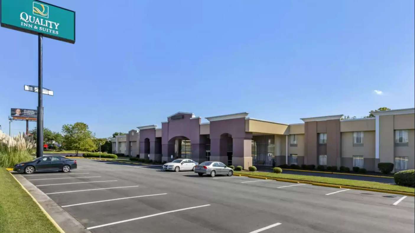 Quality Inn_7067 Albert Pick Road Parking