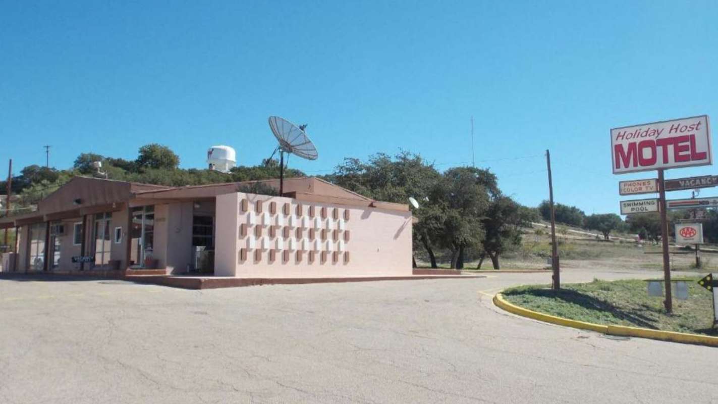 127 TX 467 Loop (Holiday Host) Garage