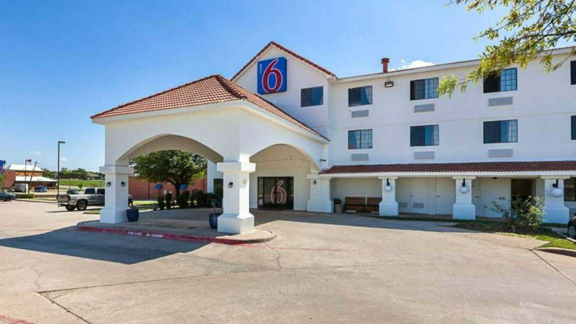 2904 Crystal Springs Parking