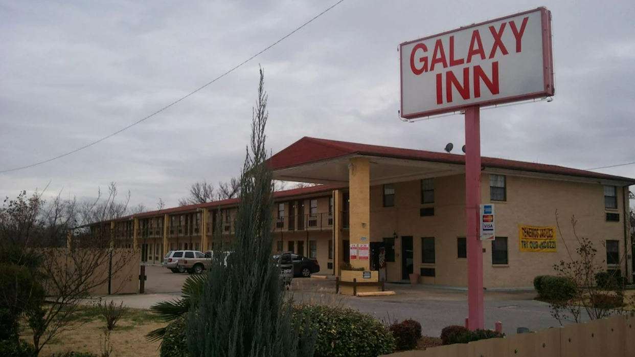 Motel 6_1736 Fort Worth Ave Parking
