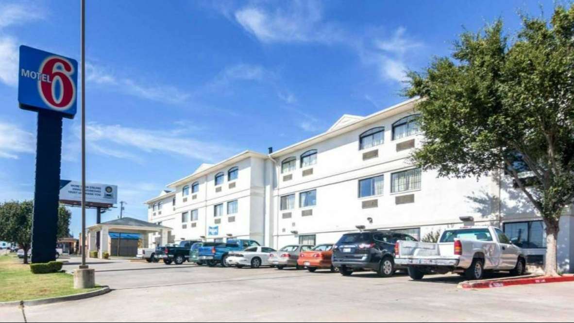Motel 6_2727 W I 44 Service Rd Parking