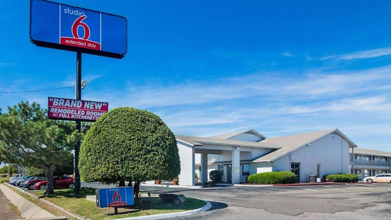 Studio Inn_4601 SW 3rd St Parking