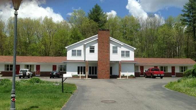 682 Main St Parking