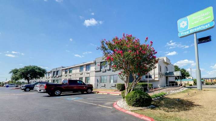 Travelodge by Wyndham_3821 N PanAm Expy Parking