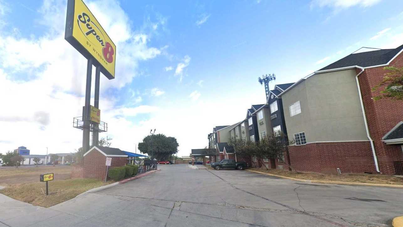 Super 8 by Wyndham San Antonio Downtown NE_3911 N PanAm Expy Parking
