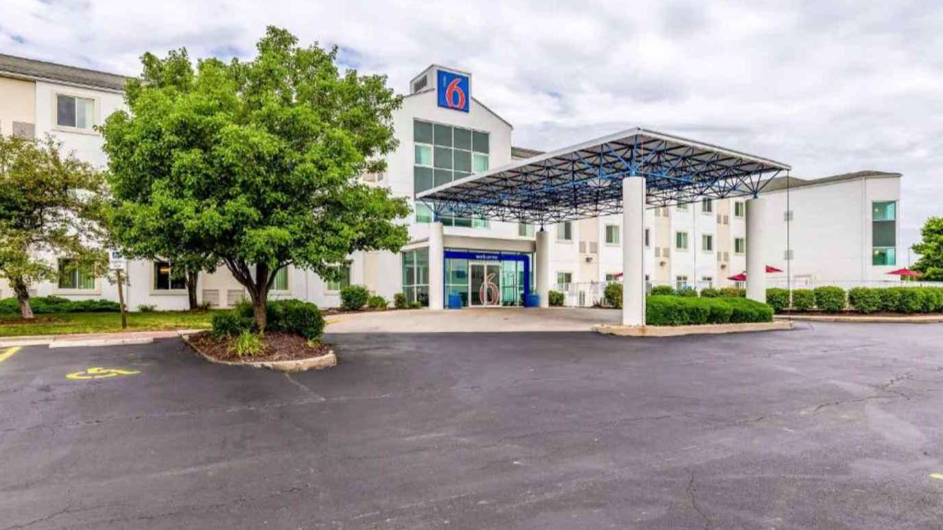 2431 Old Country Inn Dr Parking