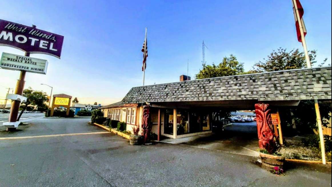 2020 Riverside Dr Parking