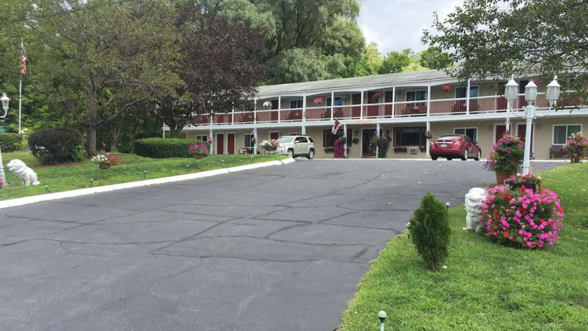 284 Sand Springs Rd Parking