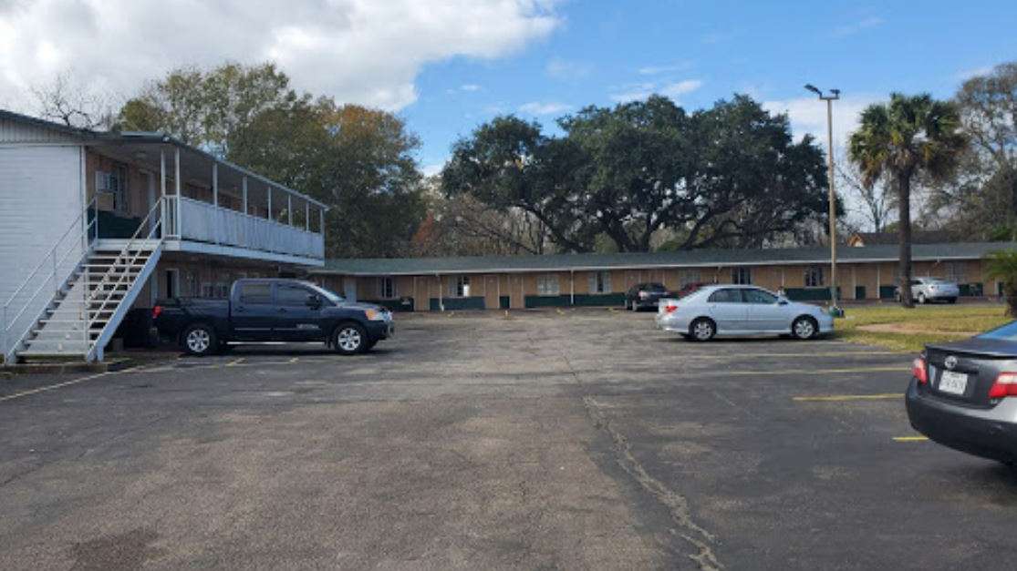 605 N Alexander Dr Parking